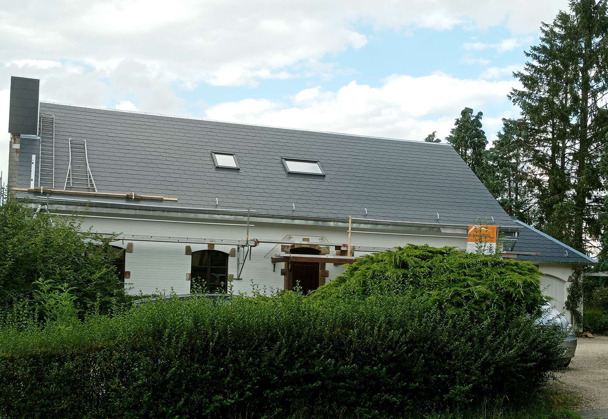 Toiture rénovée avec fenêtres de toit